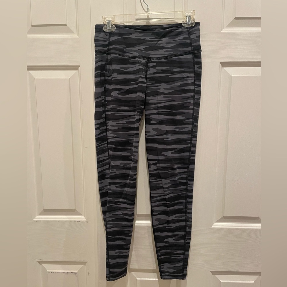 women’s camo yoga pants - M